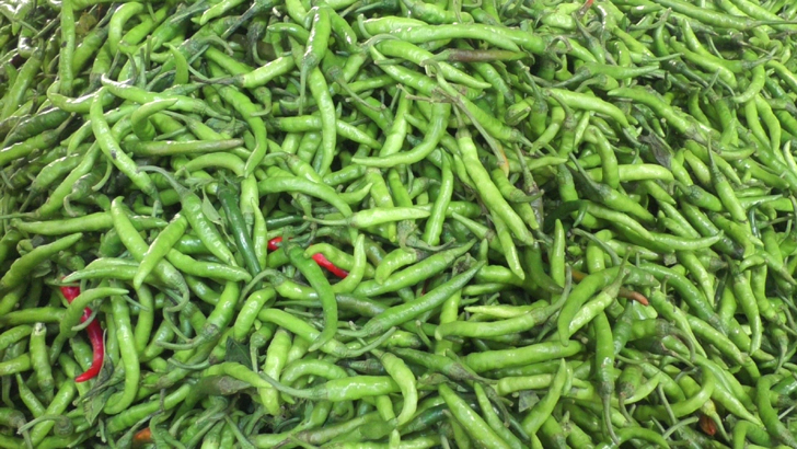 ৮০০ কাঁচামরিচ  আদা ৪০০ টাকা কেজি!