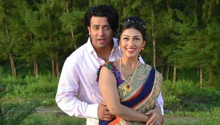 নিউইয়র্কে শাকিব চালকের আসনে , পাশে বসা অপু বিশ্বাস!