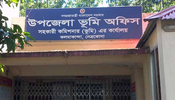  সেবা টাকা দিলে মেলে, না দিলেই হয়রানি