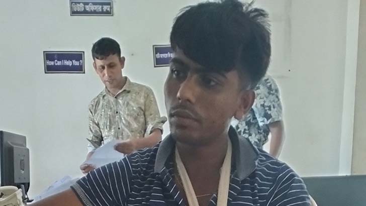 মাদককারবারিরা পুলিশ সোর্সকে কুপিয়ে পায়ের রগ কেটে দিল 