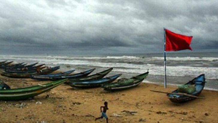  ভারি বৃষ্টির আভাস , সমুদ্রবন্দরে ৩ নম্বর সতর্কতা সংকেত
