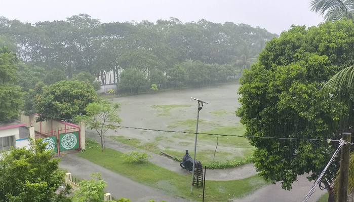 চরম ভোগান্তি।টানা বৃষ্টিতে ভোগান্তিতে নিম্ন আয়ের মানুষ