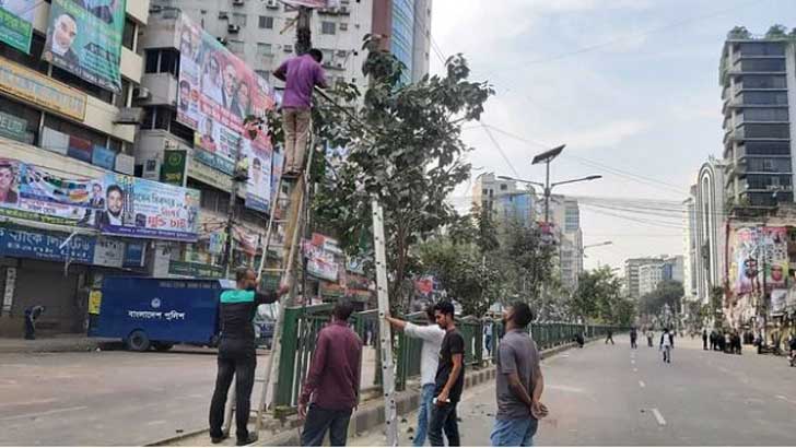 পুলিশ নয়াপল্টন কার্যালয়ের সামনে সিসি ক্যামেরা বসাচ্ছে 