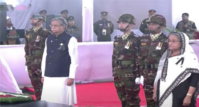 বঙ্গবন্ধুর প্রতিকৃতিতে রাষ্ট্রপতি ও প্রধানমন্ত্রীর শ্রদ্ধা