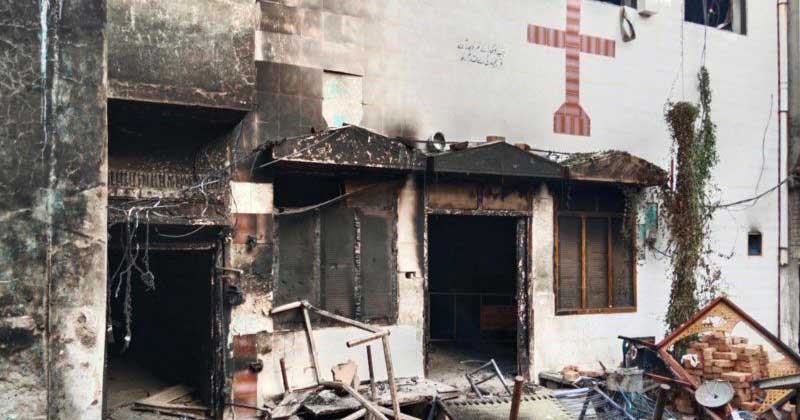 পাকিস্তানে  কোরআন অবমাননার প্রতিবাদে তুলকালাম, গির্জায় আগুন