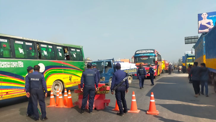 গাড়িতে গাড়িতে তল্লাশি ঢাকা-চট্টগ্রাম মহাসড়কে চেকপোস্ট