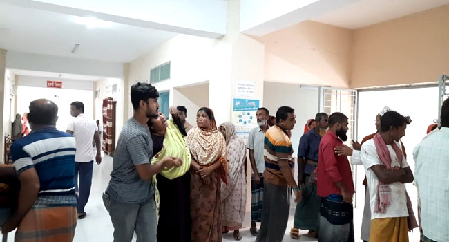 আলমডাঙ্গায় হতাহত ৮ ট্রাক-ইজিবাইক সংঘর্ষে 