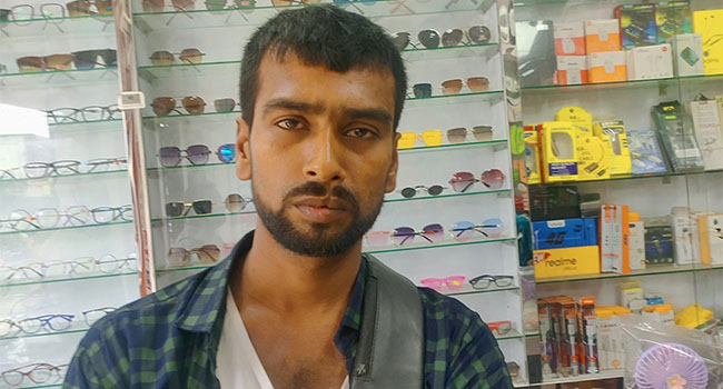 প্রতারক আজাদ গ্রেফতার দোকানে ঘুরে ঘুরে বিকাশের নম্বর সংগ্রহকালে 
