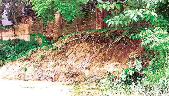 প্রাচীন জুট মিল কর্ণফুলীর করাল গ্রাসে 