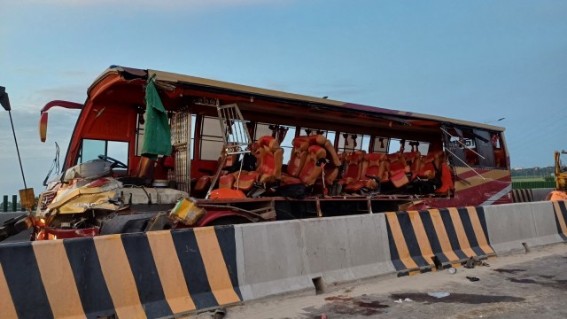 বঙ্গবন্ধু এক্সপ্রেসওয়েতে নারীসহ নিহত ৩ বাস-ট্রাক সংঘর্ষ, 