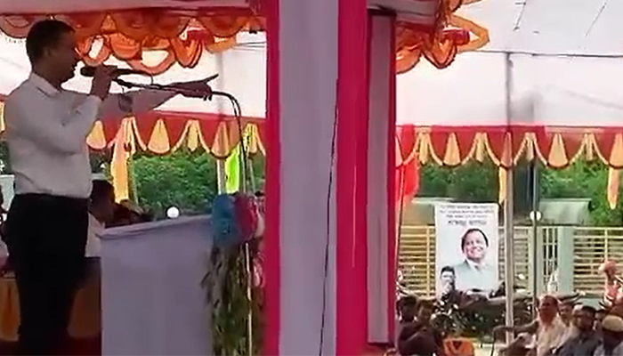 জেলা প্রশাসক নৌকায় ভোট চাইলেন 