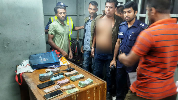 ৩ ভুয়া ডিবি আটক ডাকাতি করে ফেরার পথে 