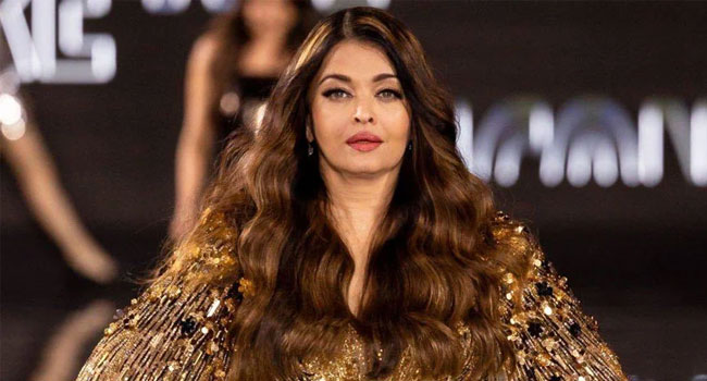 ঐশ্বরিয়া তুমুল কটাক্ষের মুখে ‘বড্ড বেশি প্লাস্টিক সার্জারি’ : 
