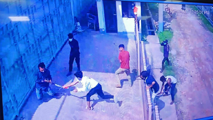 সন্ত্রাসীরা হামলা চালিয়ে দুই চোর ছিনিয়ে নিল 