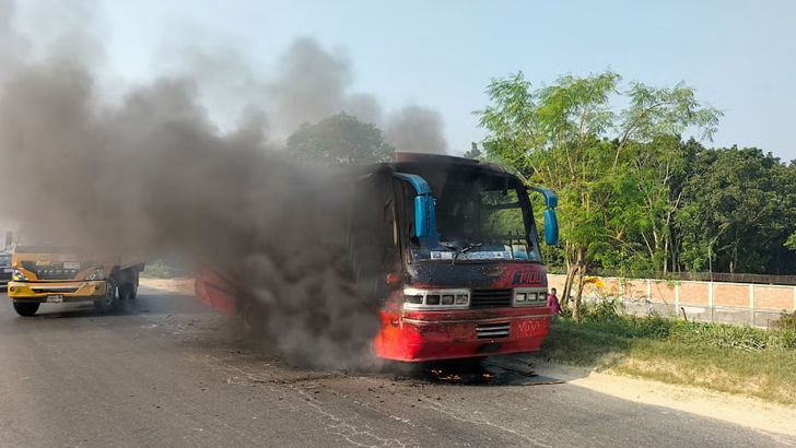 বাসে আগুন ঢাকা-আরিচা মহাসড়কে 