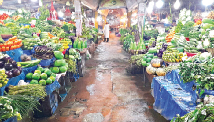 কাঁচাবাজার ফাঁকা রাজনৈতিক উত্তাপে 
