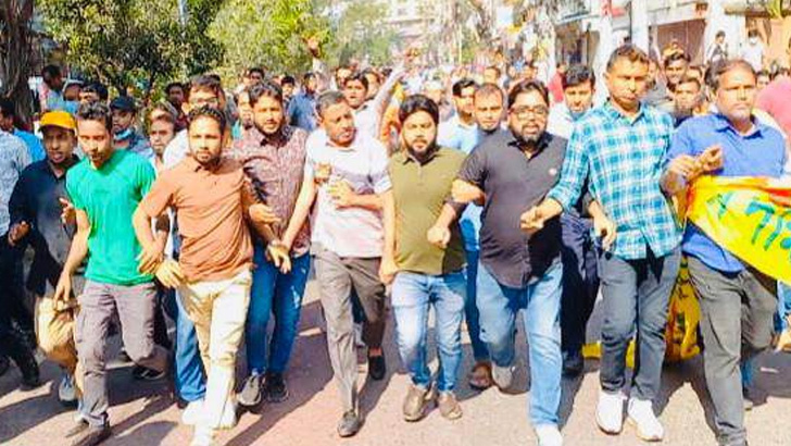 স্বেচ্ছাসেবক দলের বিক্ষোভ শান্তিনগরে 