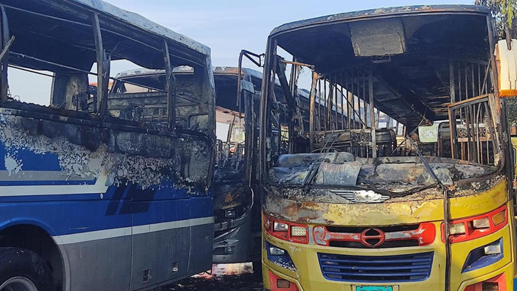 ৩ বাসে আগুন ফিলিং স্টেশনে দাঁড়িয়ে থাকা 
