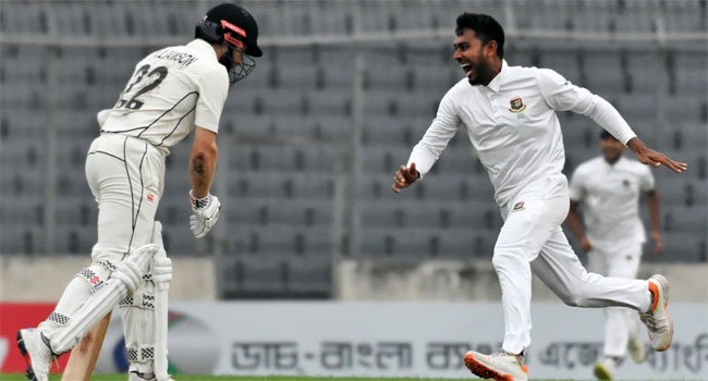 বাংলাদেশ হাসিমুখে দিন শেষ করল 