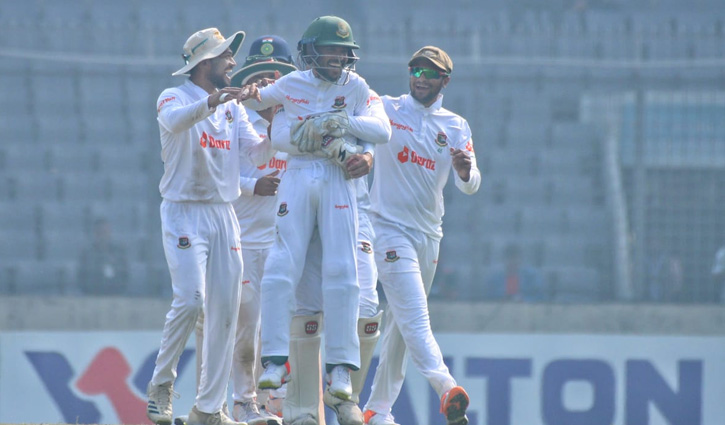 বাংলাদেশের তিন উইকেট তুলে সকালের সেশন 