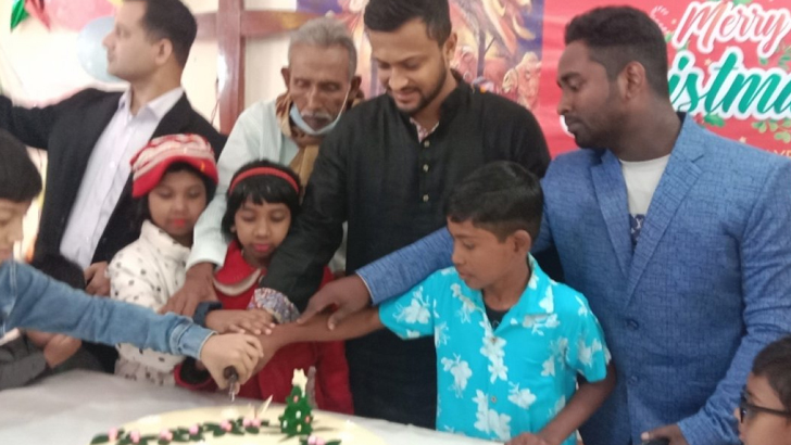 সাকিব চার্চে গিয়ে বড়দিনের কেক কাটলেন 