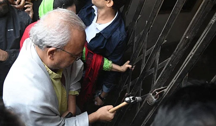 বিএনপি তালা ভেঙে কার্যালয়ে ঢুকলেন নেতাকর্মীরা