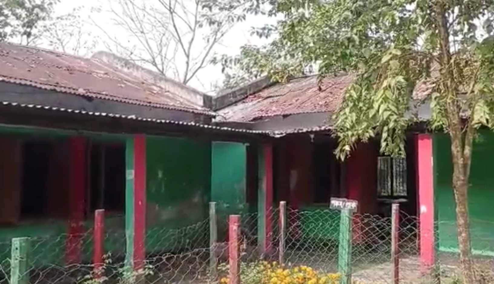 ধুনটে কোমলমতি শিশুদের পাঠদান চলছে ঝুঁকিপূর্ণ ঘরে