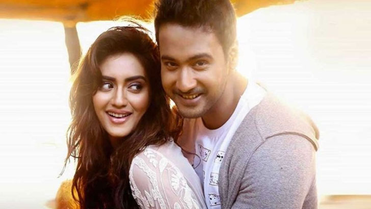 নুসরাতের সঙ্গে রোমান্স করার সুযোগ পাচ্ছেন না যশ কাজের চাপে 