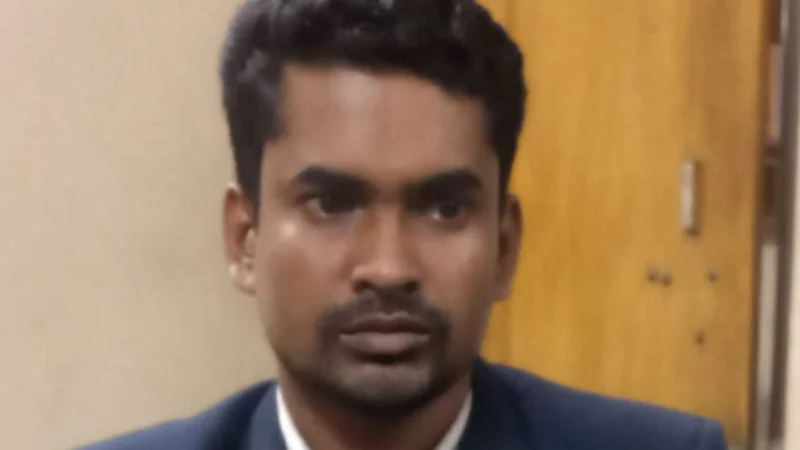স্টেশনের বুকিং সহকারী গ্রেপ্তার কালোবাজারি চক্রে টিকিট সরবরাহ, 