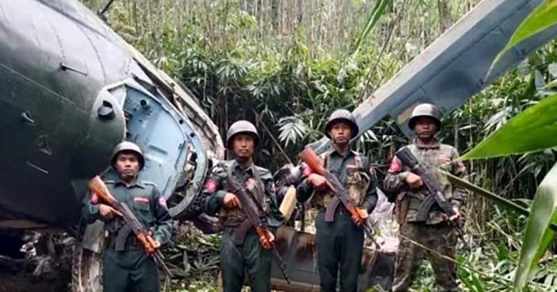 জান্তাবাহিনীর হেলিকপ্টার গুলি করে ভূপাতিত বাংলাদেশ সীমান্তের কাছে 