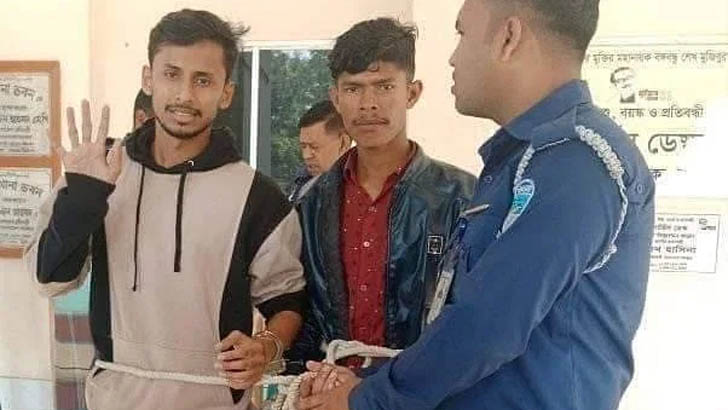 বিশ্ববিদ্যালয়ছাত্রকে কোমরে দড়ি বেঁধে  আদালতে নেওয়ায় সমালোচনা
