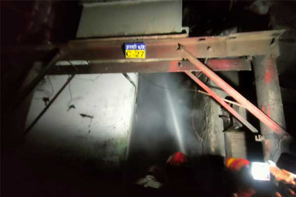 আগুন নিয়ন্ত্রণে  চকবাজারে জুতা কারখানার আগুন
