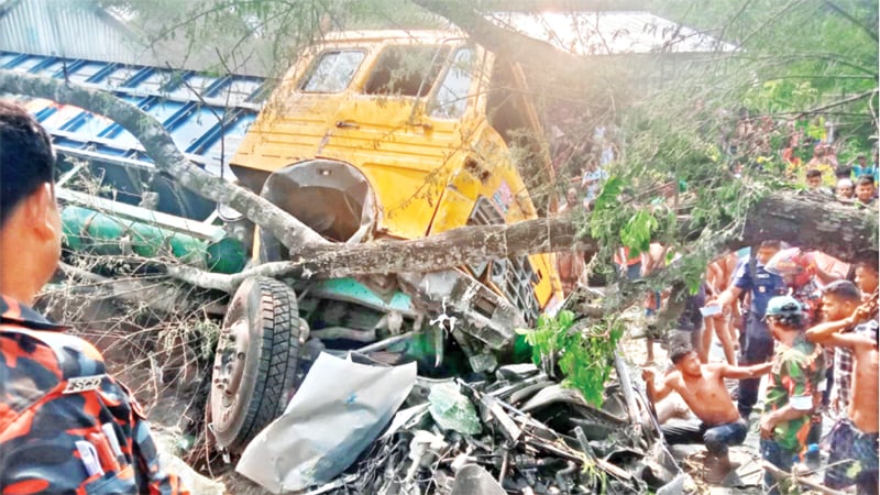  সড়কে ফের ঝরল ১৪ প্রাণ আনাড়ি হাতে ২০ টন ট্রাক, 