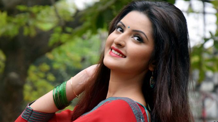 আকাশ মেঘলা তুমি আসবে বলেই : পরীমনি