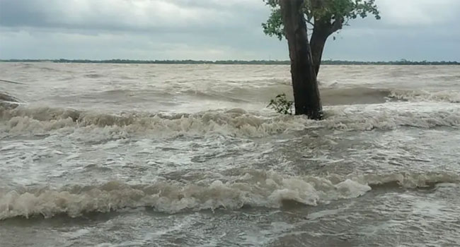 আঘাত হানতে শুরু করেছে ঘূর্ণিঝড় রেমাল