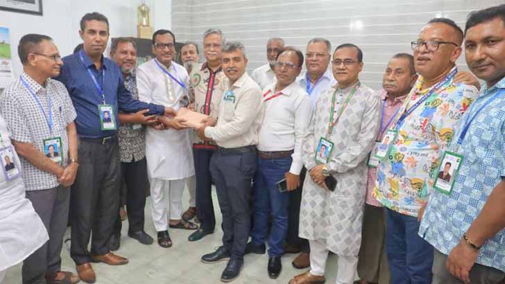 পাবনায় রাতের আড্ডায় রাষ্ট্রপতি খেলেন চিড়া ভাজা সিঙ্গারা চপ ও লুচি 
