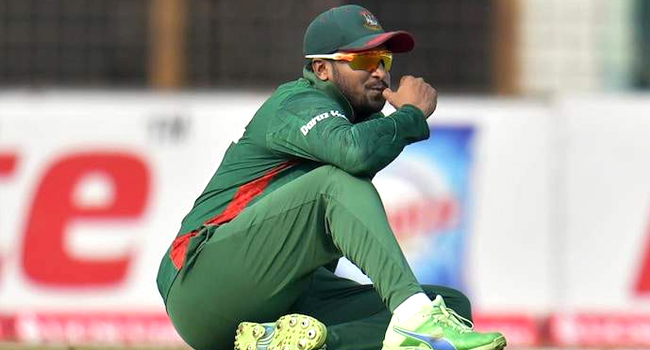 সাকিবকে লজ্জায় অবসর নিতে বললেন শেবাগ