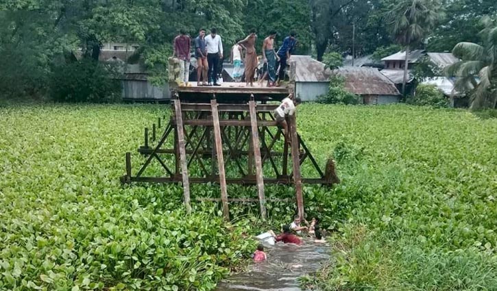 মাইক্রোবাস খালে বিয়ের যাত্রী নিয়ে সেতু ভেঙে , নিহত ৭