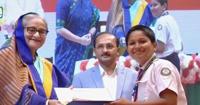 প্রধানমন্ত্রী প্রাথমিক শিক্ষা পদক তুলে দিলেন 