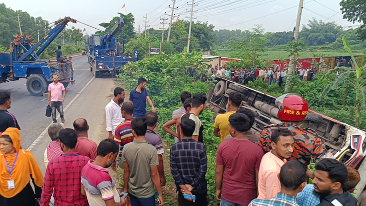 প্রাণ গেল হেলপারের দুই বাসের প্রতিযোগিতায় 
