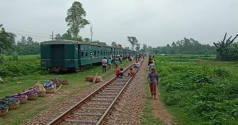 বগুড়ায় কলেজ ট্রেন লাইন চ্যুত, ঢাকার সঙ্গে ৩ ঘণ্টা রেল যোগাযোগ বন্ধ