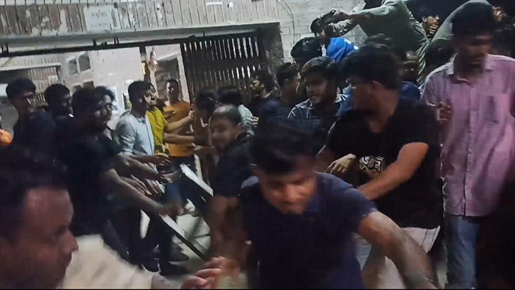 ছাত্রলীগের হামলা জাবিতে কোটা আন্দোলনকারীদের ওপর , হল প্রাধ্যক্ষের পদত্যাগ
