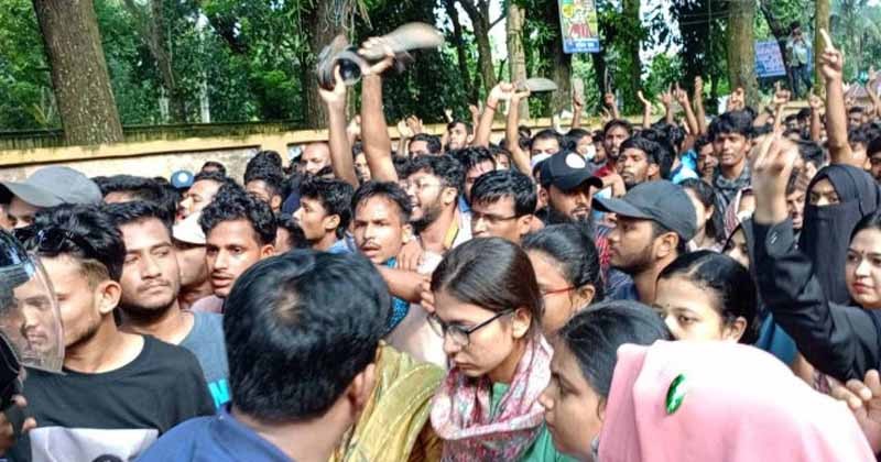 হয়ে গেলাম রাজাকার ,চেয়েছিলাম অধিকার, : বিক্ষোভ মিছিলে কুবি শিক্ষার্থীরা