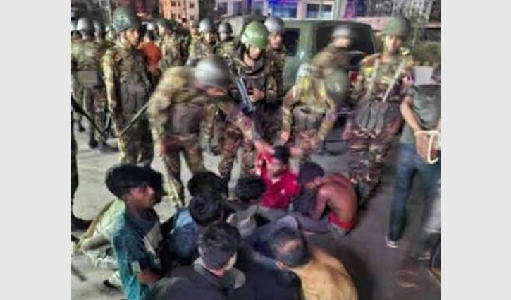 ঢাকায় ডাকাত আতঙ্ক গভীর রাতে , পাহারায় ছাত্র-জনতা 