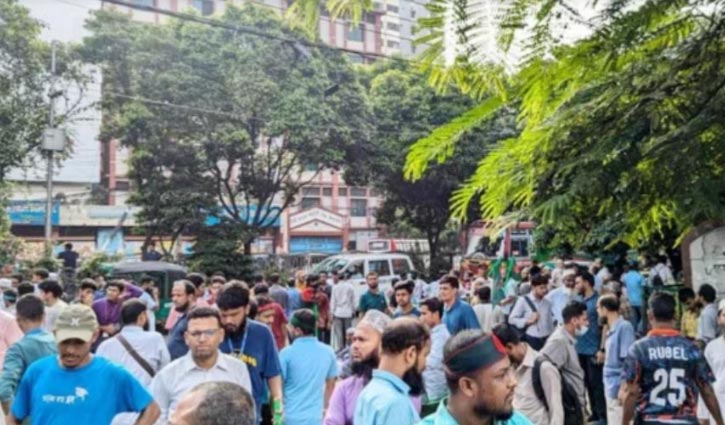 ছাত্র-জনতার অবস্থান ধানমন্ডি ৩২ নম্বরে 