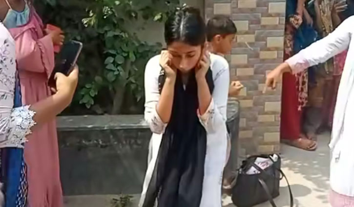  ছাত্রলীগ নেত্রীকে কান ধরে ওঠবস চাঁদা দাবি করায়, পুলিশে সোপর্দ