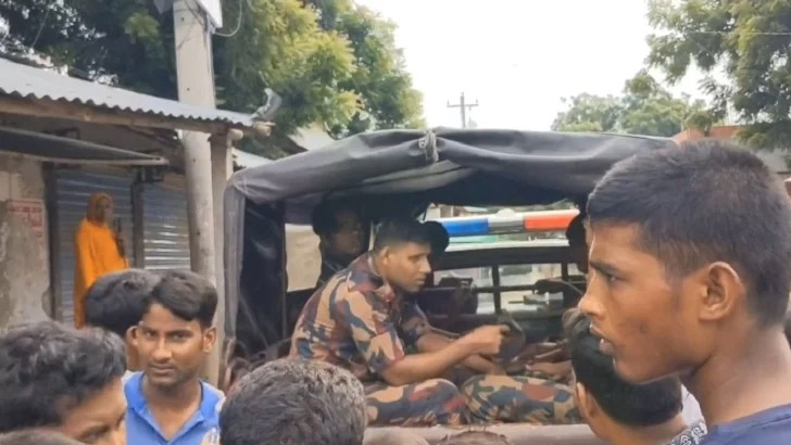 অস্ত্রসহ ৫ ভারতীয় অনুপ্রবেশকারী আটক সীমান্তে 