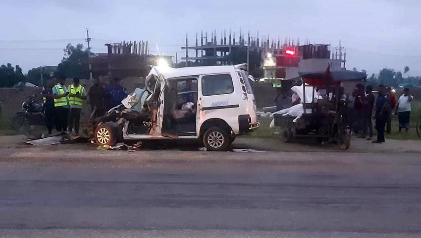 প্রাণ হারালেন বাবা-মা ও দুই ছেলে,সিরাজগঞ্জে প্রাইভেটকারে ট্রাকের ধাক্কায়।