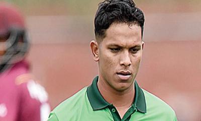 ক্রিকেটার সাইফুদ্দিন বন্যার পানিতে পরিরারসহ আটকা পড়েছেন। 