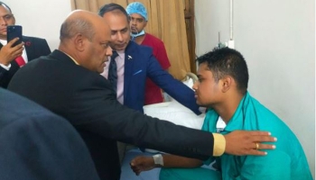 বেবিচক চেয়ারম্যান হাসনাত আবদুল্লাহকে দেখতে হাসপাতালে গেলেন।